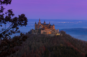 Burg Hohenzollern beleuchtet Sonnenaufgang blaue Stunde 