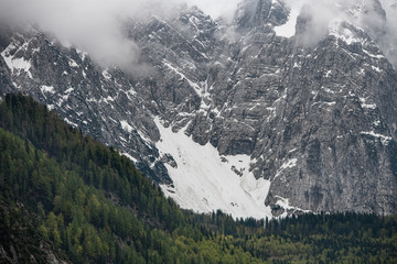 Alpy, Włochy, Jezioro Laghi di Fusine w pochmurny dzień