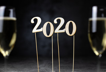2020 Nowy rok, 2020 Sylwester, kieliszki, szampan, zabawa sylwestrowa