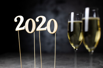 2020 Nowy rok, 2020 Sylwester, kieliszki, szampan, zabawa sylwestrowa