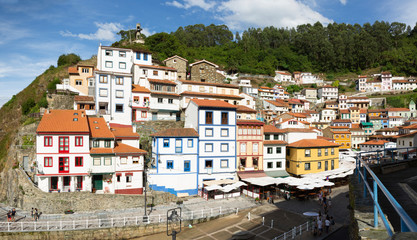 Fototapeta na wymiar Vista panorámica del pintoresco y colorido pueblo costero de Cudillero en Asturias, España.