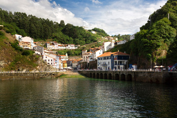 Fototapeta na wymiar Vista del pintoresco pueblo costero de Cudillero desde el puerto en Asturias, España.