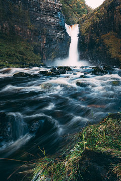 Der rei&szlig;ende Fluss und Wasserfall der Lealt Falls auf der Isle of Skye (Schottland)