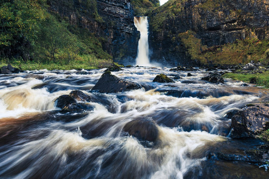Der reißende Fluss und Wasserfall der Lealt Falls auf der Isle of Skye (Schottland)