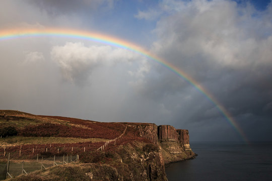 Regenbogen über den Kilt Rocks an der Küste der Isle of Skye (Schottland)