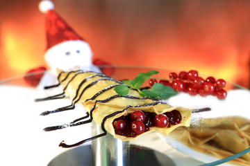 Naleśnik z czekoladą, miętą i cukrem pudrem, Mikołajem i płomieniami kominka w tle.  © Stanisław Błachowicz