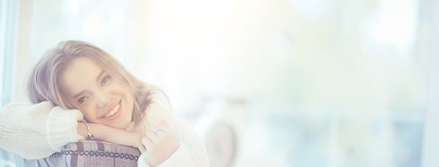 happy cheerful blonde portrait casual, young model posing in photo, sipmatic healthy girl smiling