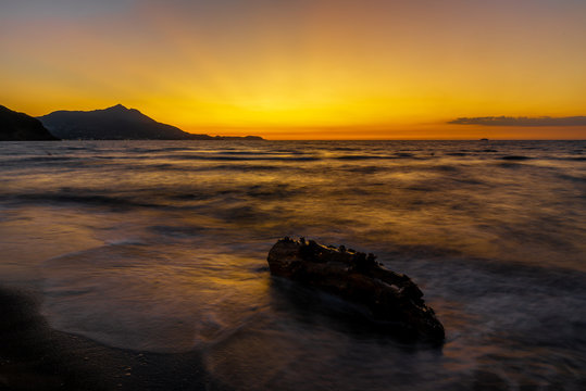 Isola di Procida, tramonto sul mare.
