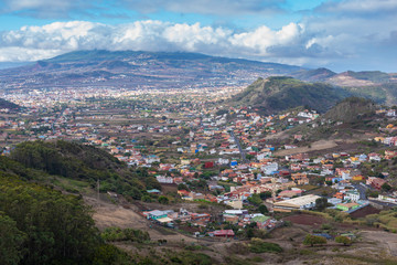 Fototapeta na wymiar Vista del valle de La Laguna desde el Mirador de la Jardina (Tenerife, Islas Canarias - España).
