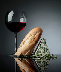 Blue cheese with bread, rosemary and red wine.