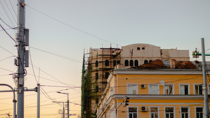 Fototapeta na wymiar building on the street against the sky