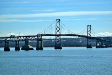 Pont qui enjambe le Saint-Laurent au Quebec.