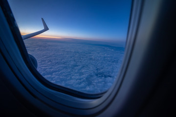 mirando por la ventana del avión