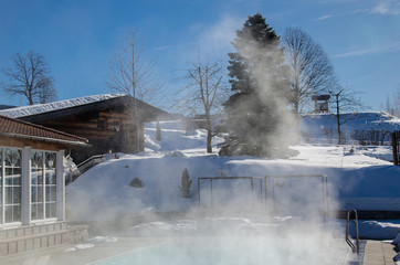Wasserdampf &uuml;ber Freibecken
