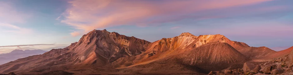 Selbstklebende Fototapete Landschaft Panorama Berglandschaft mit orangefarbenem Sonnenuntergang
