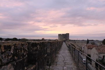 Chemin de ronde sur les fortifications du village de Aigues Mortes - D&eacute;partement du Gard - Languedoc Roussillon - R&eacute;gion Occitanie - France