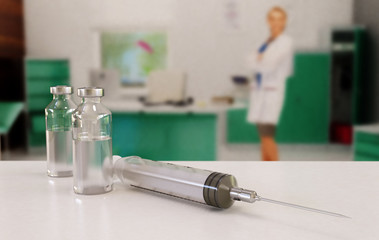 szczepionka strzykawka w gabinecie lekarskim