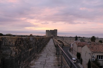Fototapeta premium Chemin de ronde sur les fortifications du village de Aigues Mortes - Département du Gard - Languedoc Roussillon - Région Occitanie - France
