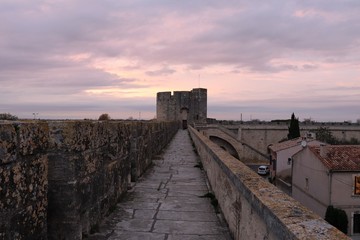 Chemin de ronde sur les fortifications du village de Aigues Mortes - D&eacute;partement du Gard - Languedoc Roussillon - R&eacute;gion Occitanie - France