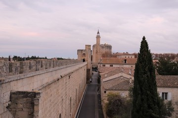 Fototapeta premium Chemin de ronde sur les fortifications du village de Aigues Mortes - Département du Gard - Languedoc Roussillon - Région Occitanie - France