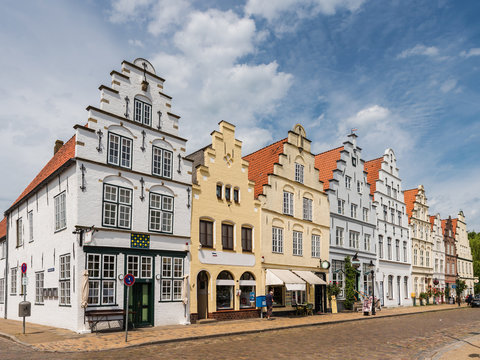 riedrichstadt - Treppengiebelh&auml;user am Marktplatz; Nordfriesland; Deutschland