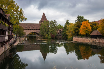Obraz premium Hallertorbrücke, an old historical landmark, an arch bridge across Pegnitz river in Nuremberg, Germany.