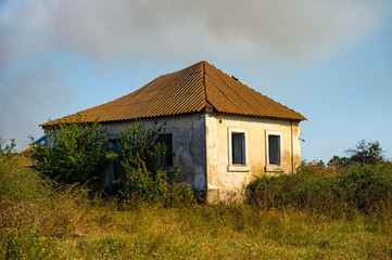 Fototapeta na wymiar Abandoned house in the countryside.