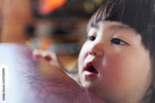 テーブルの向こうを覗き込む幼稚園児 Wall Mural Wallpaper Murals Mannpuku テーブルの向こうを覗き込む幼稚園児 Wall Mural Wallpaper Murals Mannpuku