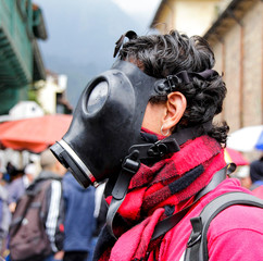 Persona con máscara antigás observa de pie en la calle