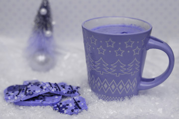Obraz na płótnie Canvas Classic Blue Pantone color of the year 2020 cup of cocoa and chocolate in the snow