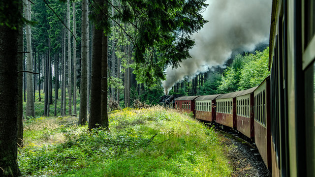 Brockenbahn - Schmalspurbahn schl&auml;ngelt sich durch den Wald auf die Spitze des Brocken im Harz