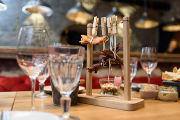 Fototapeta na wymiar festive table setting in the restaurant