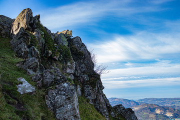 Monte Adarra, piedras, rocas y prados.