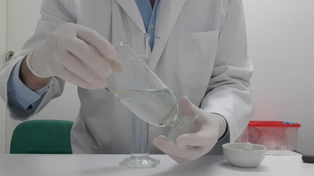  208/5000 Chemist performing operations in the chemistry lab