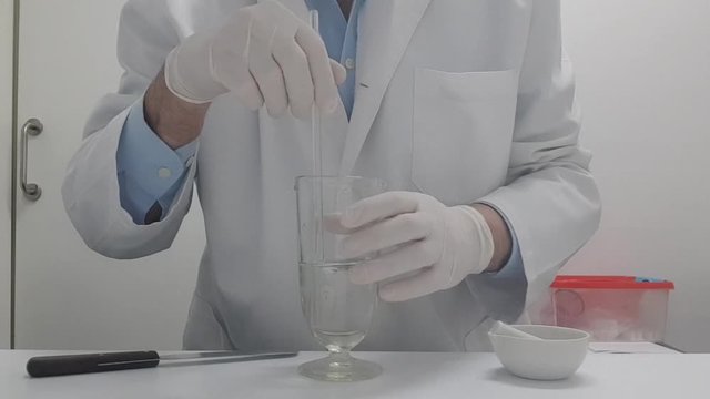  208/5000 Chemist performing operations in the chemistry lab