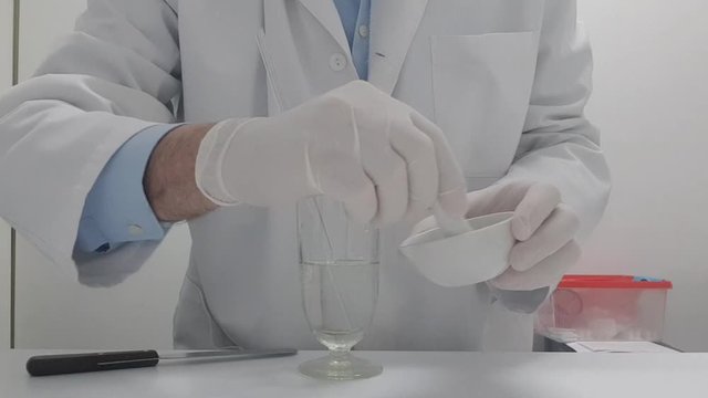  208/5000 Chemist performing operations in the chemistry lab