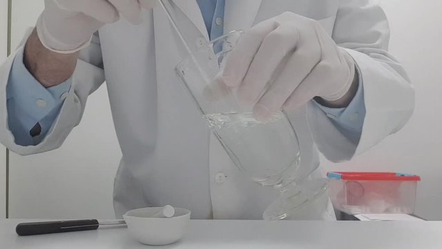  208/5000 Chemist performing operations in the chemistry lab