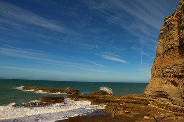 playa abandonada junto a un barranco