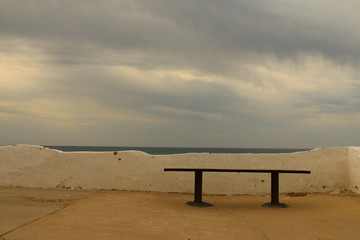 Fototapeta na wymiar fondo de banco con vista al mar 