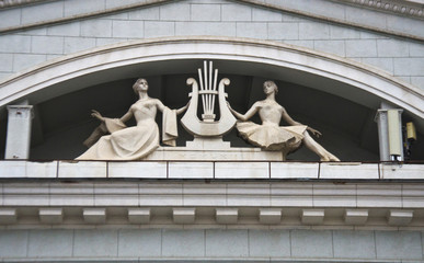 Obraz premium Russia Saratov December 6, 2019: sculpture of the Muse on the roof of the facade