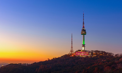 Fototapeta premium Sunset of Seoul City Skyline and Seoul Tower