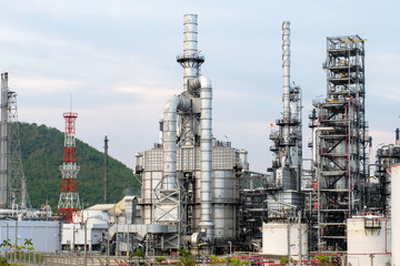 Fototapeta premium Oil refinery and natural gas storage tank 