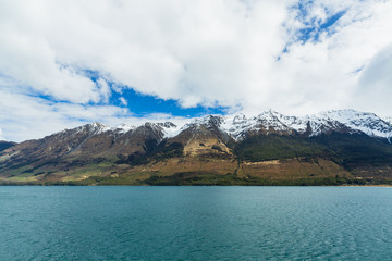 ニュージーランド　オタゴ地方のグレノーキーのワカティプ湖と南アルプス山脈