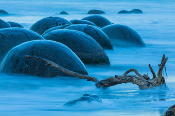 ニュージーランド　モエラキの海岸にあるモエラキ・ボルダーズ
