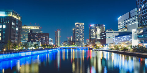 Naklejka premium Osaka Tamae Bridge Nocny widok z mostu Tamino w dzielnicy Fukushima, Osaka, Japonia.