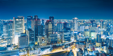 Fototapeta premium Nocny widok Osaki z Umeda Sky Building w Kita Ward, Osaka, Japonia.