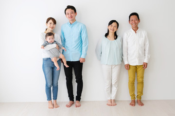 子供を抱っこする3世代家族