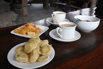 food and drinks are served at the Merapi coffee shop ( Indonesian: Warung Kopi Merapi).