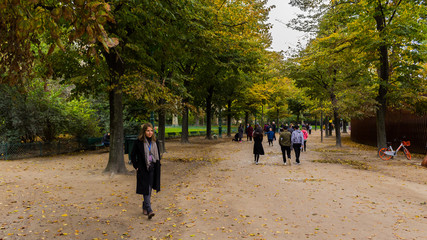 chica en los jardines de paris