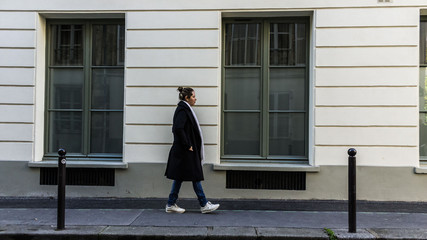 chica caminado en las calles de París sola pensativa